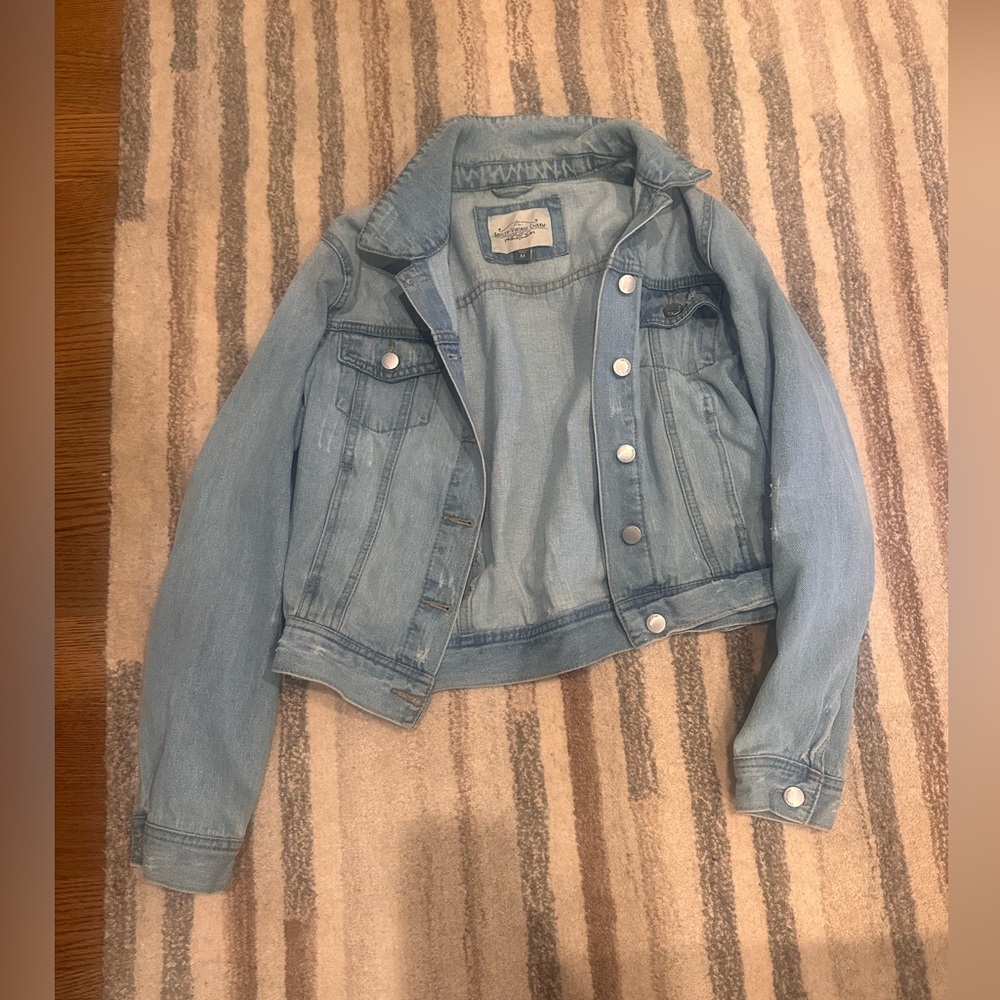 Great looking women’s denim jean jacket size M Medium.